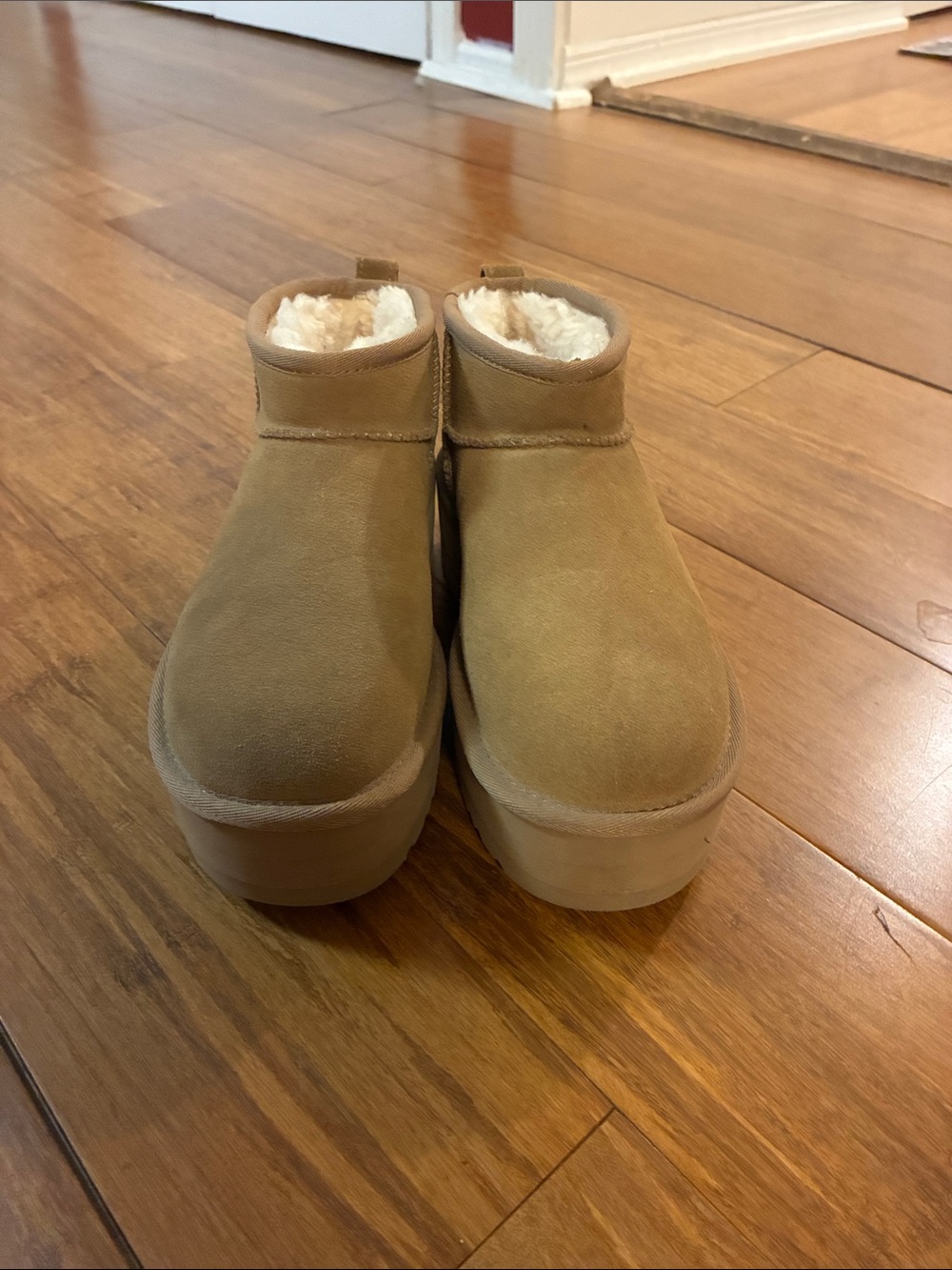 UGG Women Classic Ultra Mini Platform - Tan - Picture 3 of 4